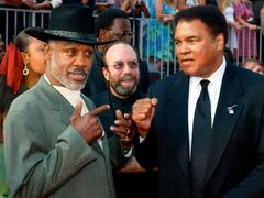 Joe Frazier (vlevo) a Muhammad Ali