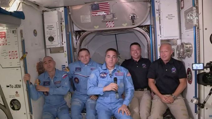 Bob Behnken a Doug Hurley (vpravo) se připojili k posádce Mezinárodní vesmírné stanice