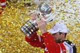 Všech šestnáct týmů usilovalo o zisk trofeje pro mistry světa, která nakonec po pětadvacáté zamířila do kanadské kolébky hokeje.
