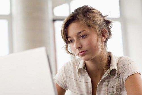 dívka s počítačem