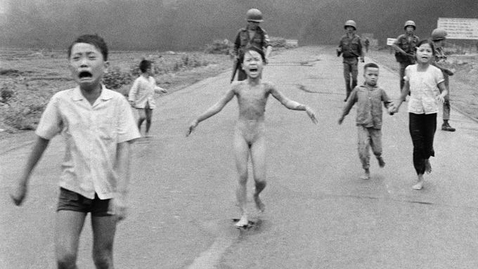 Ikonická fotografie války ve Vietnamu. Fotograf Nick Ut zachytil devítiletou dívku Kim Phuc, popálenou napalmem.