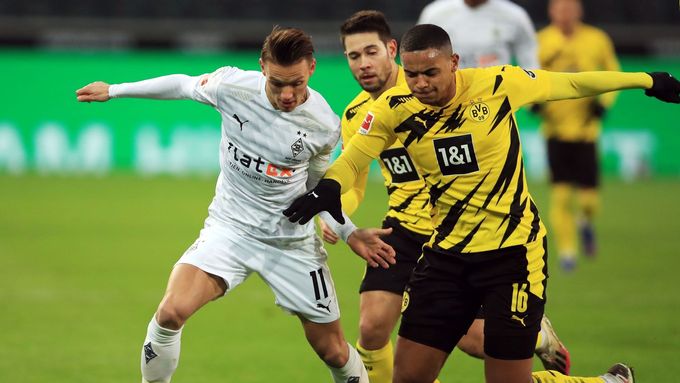 Borussia Mönchengladbach - Borussia Dortmund, Hannes Wolf v souboji s Manuelem Akanjim