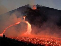 Nejničivější erupce přišla v roce 1814. Žhnoucí láva tehdy pohřbila celé město a v něm 1200 lidí.