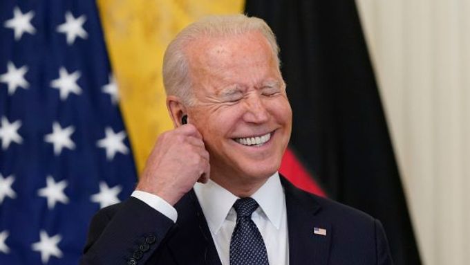 Usměju se na vás, ale zůstaňte, kde jste. Americký prezident Joe Biden.
