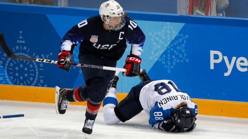 Američanka Meghan Dugganová odjíždí po střetu s Finkou Ronjou Savolainenovou v semifinále turnaje hokejistek na OH v Pchjongčchangu