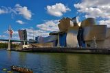 Než se dostanu do asturských hor, kam mám namířeno, trvá mi to skoro celý den jízdy. Na trase provincií Kantábrie je totiž hned několik zajímavých míst, které se musí vidět. Prvním z nich je bezesporu Bilbao. V 90. letech 20. století zde vyrostl na místě bývalých továren jeden skvost. Budova Guggenheimova muzea s ladnými křivkami od architekta Franka O. Gehryho je tvořená z plechů.
