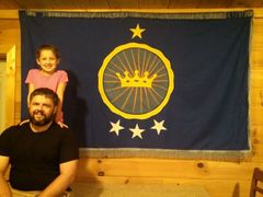 Rodinná vlajka navržená Heatonovými dětmi vlaje v africké poušti.
