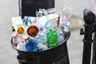 Ilustrační snímek / PET láhev / Přeplněný koš / Odpad / Recyklace / Ekologie / Plasty / Shutterstock