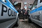 Policie zatím nenašla muže, kterého při hledání kešky spláchla vlna do Vltavy