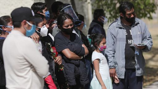 Rodina v mexické metropoli postává poblíž rakve se svou zesnulou příbuznou, která zemřela na koronavirus.