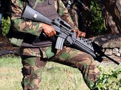 Voják vládních jednotek hlídkuje v provincii Alieu ve Východním Timoru.