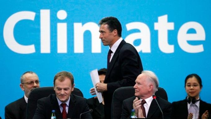 Dánský premiér Anders Fogh Rasmussen skončil zahajovací řeč. O čem asi přemýšlejí polský premiér Donald Tusk (vlevo) a ministr životního prostředí Maciej Nowicki?