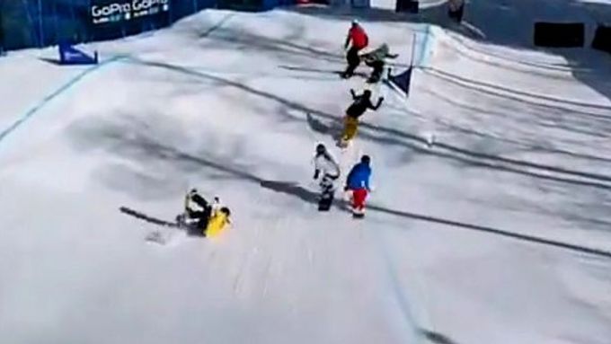 Pád Evy Samkové (ve žlutém) ve finálové jízdě snowboardcrossu na X-Games.
