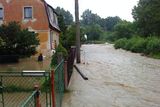 V menší míře postihla velká voda i Plzeňsko, Pardubický a Jihočeský kraj a Vysočinu. 
Na snímku: Frýdlant - Řasnická ulice.