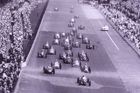 I když byl závod Indy 500 v letech 1950 až 1960 součástí kalendáře tehdy se rodící formule 1, zůstával doménou zámořských pilotů. Do "Staré cihelny", jak se přezdívá okruhu dnes známém jako Indianapolis Motor Speedway, se moc stálých účastníků MS nehrnulo.