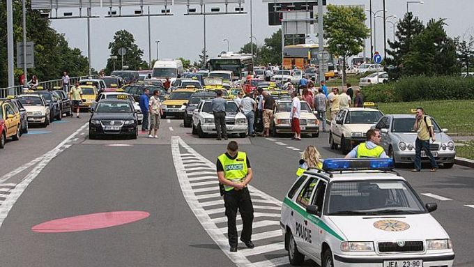 Stávkující taxikáři blokují příjezd k terminálům letiště Ruzyně. Ilustrační foto.