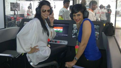 Hosty v boxu McLarenu byly také bollywoodské hvězdy Neha Dhupia a Mandy Bedi.