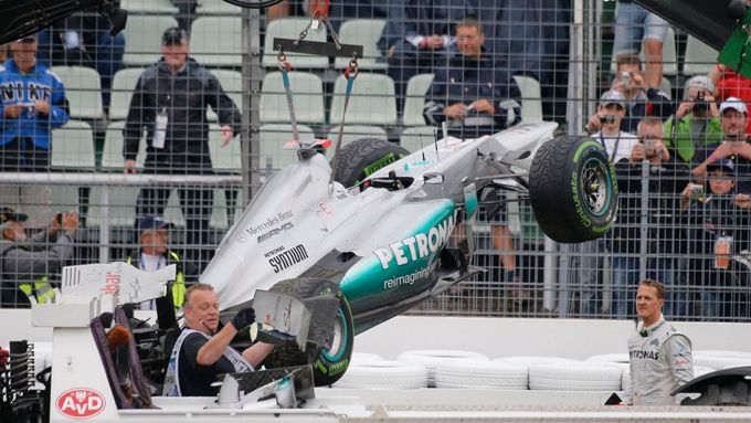 Schumacher nezvládl v dešti řízení svého Mercedesu a skončil v bariéře.