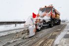Česko zasypal sníh, silnice jsou s opatrností sjízdné. Výstraha před náledím platí dál