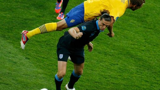 Švédský fotbalista Andreas Granqvist letí přes záda Angličana Theo Walcotta v utkání skupiny D na Euru 2012.