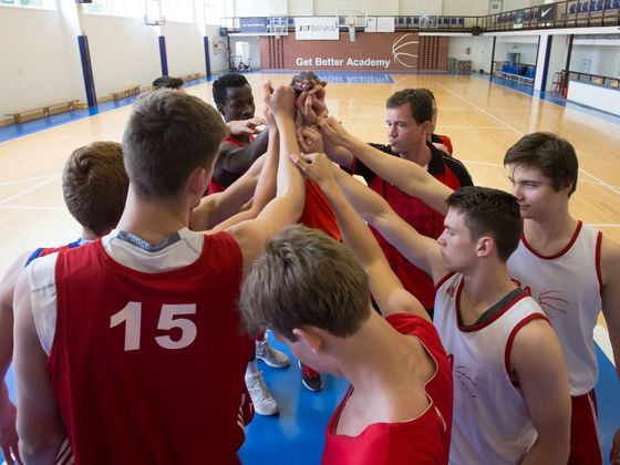 320 tisíc nemusí platit všichni. GBA není jen pro bohaté Trenénink basketbalového týmu GBA