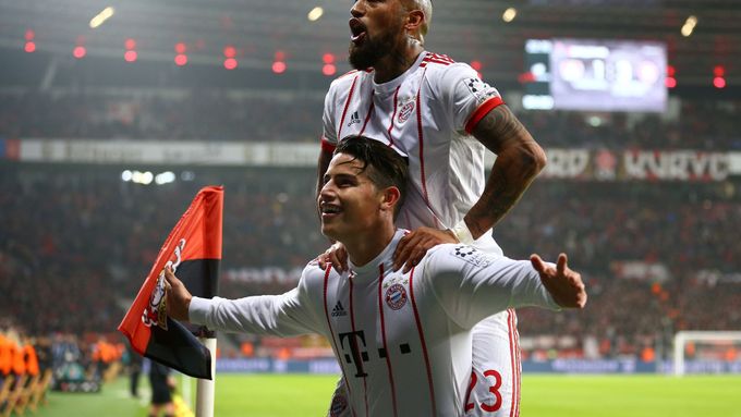 James Rodriguez a Arturo Vidal slaví gól Bayernu