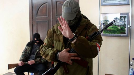 Proruští ozbrojenci na radnici v Doněcku, kterou obsadili. (16. dubna 2014)