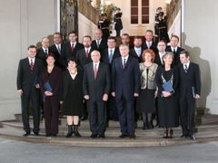 Topolánkova druhá vláda čerstvě po jmenování, 9. ledna. To jsou oni.