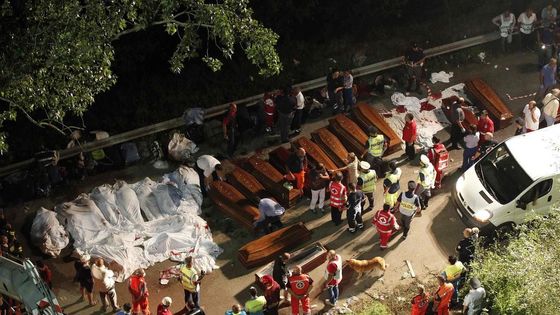 Foto: Před pádem ze srázu autobus vrážel do aut