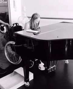 V průběhu léčby začala hrát na klavír.
