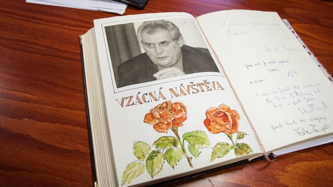 Jak dokládá i zápis v kronice, v listopadu 2000 poklepával Miloš Zeman na základní kámen nové továrny na chladničky