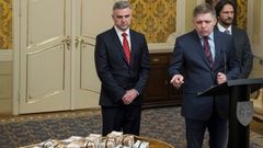 Milion eur, Policejní prezident Tibor Gašpar, premiér Robert Fico a ministr vnitra Robert Kaliňák na úterní tiskové konferenci.