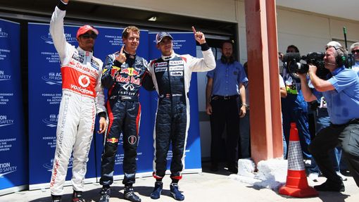 Tohle jsou tři nejlepší: zleva druhý Lewis Hamilton, vítěz Sebastian Vettel a třetí Pastor Maldonado.Průměrný věk? 26 let.