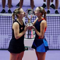 Babosová, Mladenovicová Finále Turnaje mistryň 2018: Tímea Babosová (vlevo) a Kristina Mladenovicová s trofejí pro vítězky