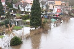 Silný vítr, rozvodněné řeky a domácnosti bez proudu. Počasí v Česku působí problémy