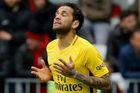 fotbal, francouzská liga 2017/2018, Nice - Paris St. Germain 1:2, Dani Alves slaví svůj vítězný gól