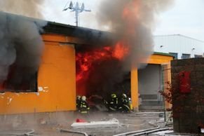 Obrazem: Továrnu v Turnově hasilo 200 hasičů, požár nepřežili dva lidé