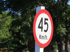 Značky omezující rychlost se v Uruguayi od těch českých trochu liší. Místo padesátky tu mají limit 45 km/h, místo sedmdesátky 75 km/h.