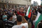 Dav obklíčil bulharské politiky, evakuovali je až ráno