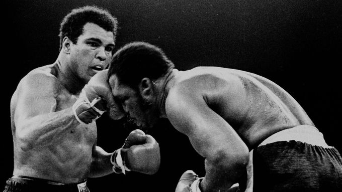 Muhammad Ali (vlevo) trefuje Joea Fraziera ve slavném utkání v Manile.