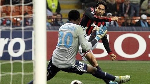 Marco Borriello z AC Milán skóruje