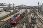 V Praze mrazem praskají koleje, vlaky nemohly vyjet