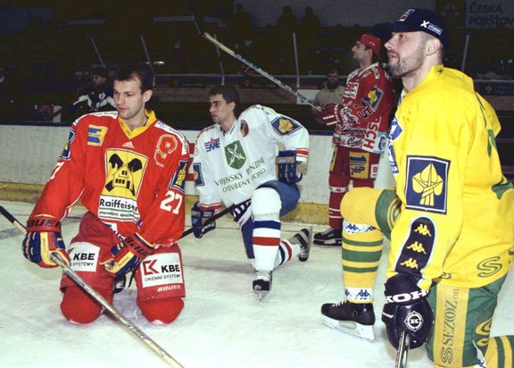 Vladimír Vůjtek (Sparta ), Zbyněk Irgl (Vítkovice), Václav Král (České Budějovice) a Jiří Dopita (Vsetín) sledují soutěž ve střelbě na Utkání hvězd 2000.