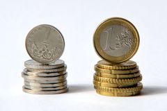 Kdo nakoupí eura, neprohloupí. Koruna dál sílí, nahrává jí boj s inflací i optimismus