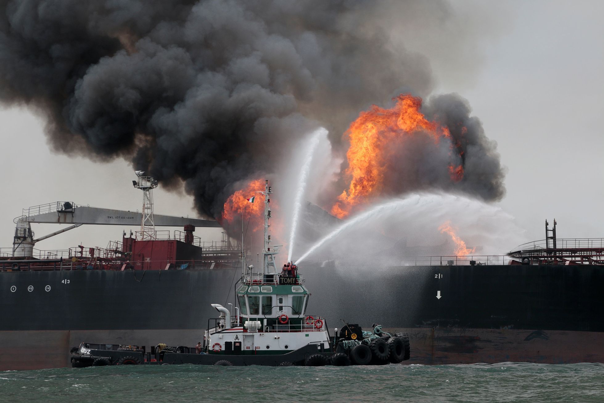 Požárníci hasí oheň na ropném tankeru společnosti Pemex