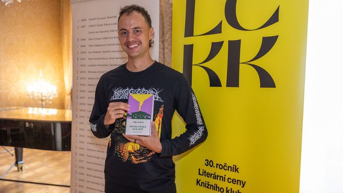 Letošní Literární cenu Knižního klubu si odnesl Filip Roháč za svůj román Královna racků.