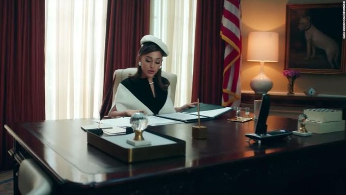 V klipu k pilotnímu singlu Positions se zpěvačka mění v prezidentku USA.