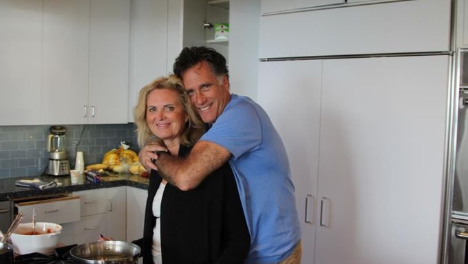 Neformální snímek s manželkou, o který se Mitt Romney podělil se svými příznivci na Facebooku.