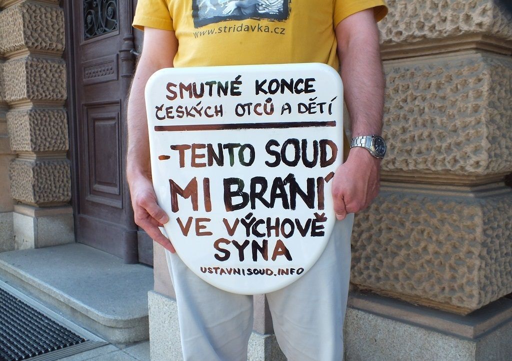 Protest Aleše Hodiny před Ústavním soudem v Brně