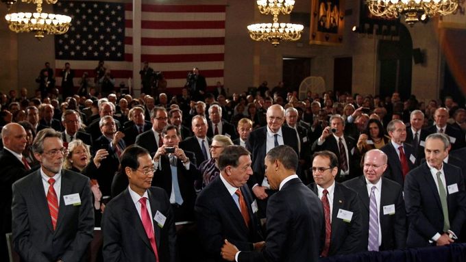 Barack Obama se zdraví se členy vlivné Americké obchodní komory.